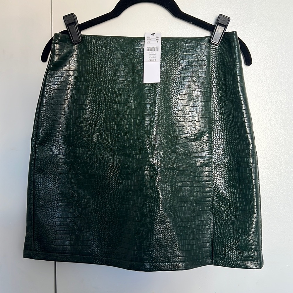 TOPSHOP faux leather mini skirt in dark green, size US 6, nwt!